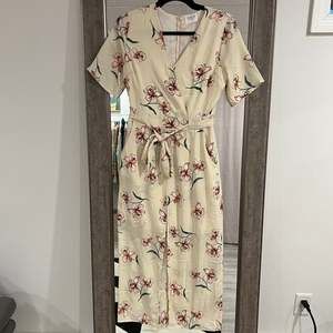 Sienna Sky Cream Cape Floral Wrap Layered Belted Romper Size Medium